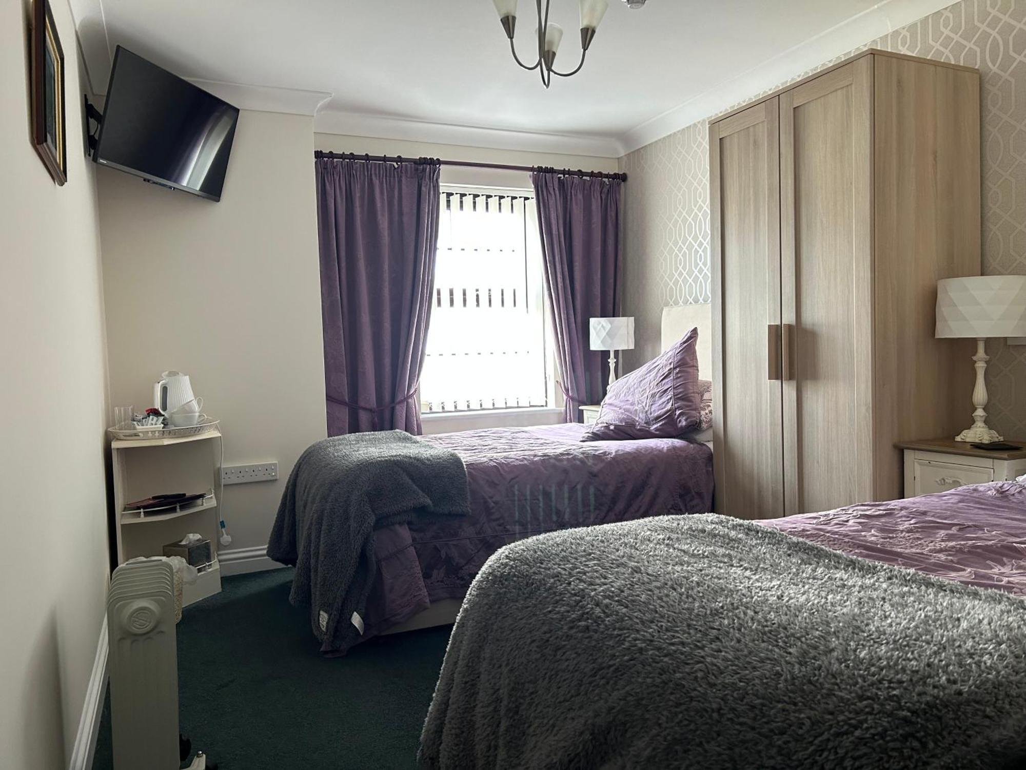 Flambards Hotel คาร์ดิแกน ภายนอก รูปภาพ
